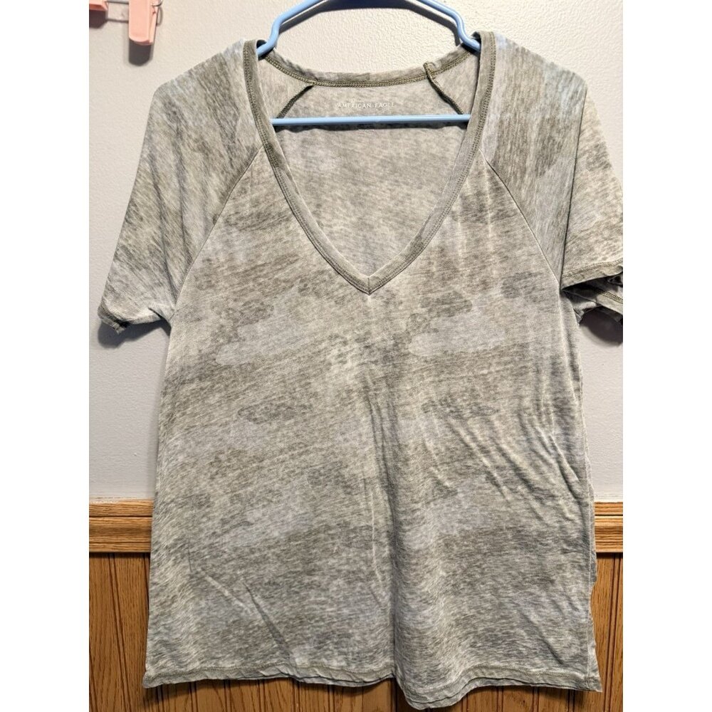 American Eagle Women’s Gray/Camo Lightweight Sheer V-Neck Size Medium Shirt